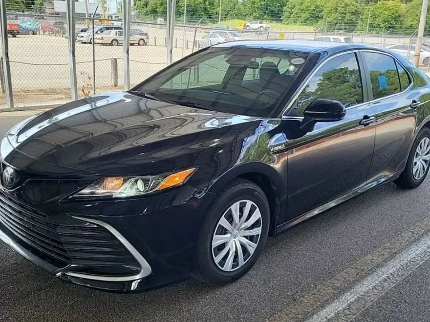 2021 Toyota Camry Hybrid LE photo 1