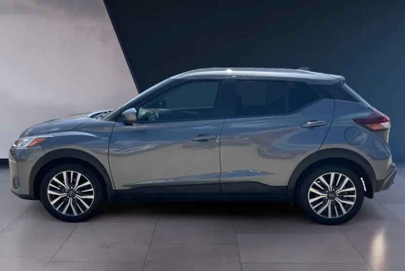 2022 Nissan Kicks SV photo 1