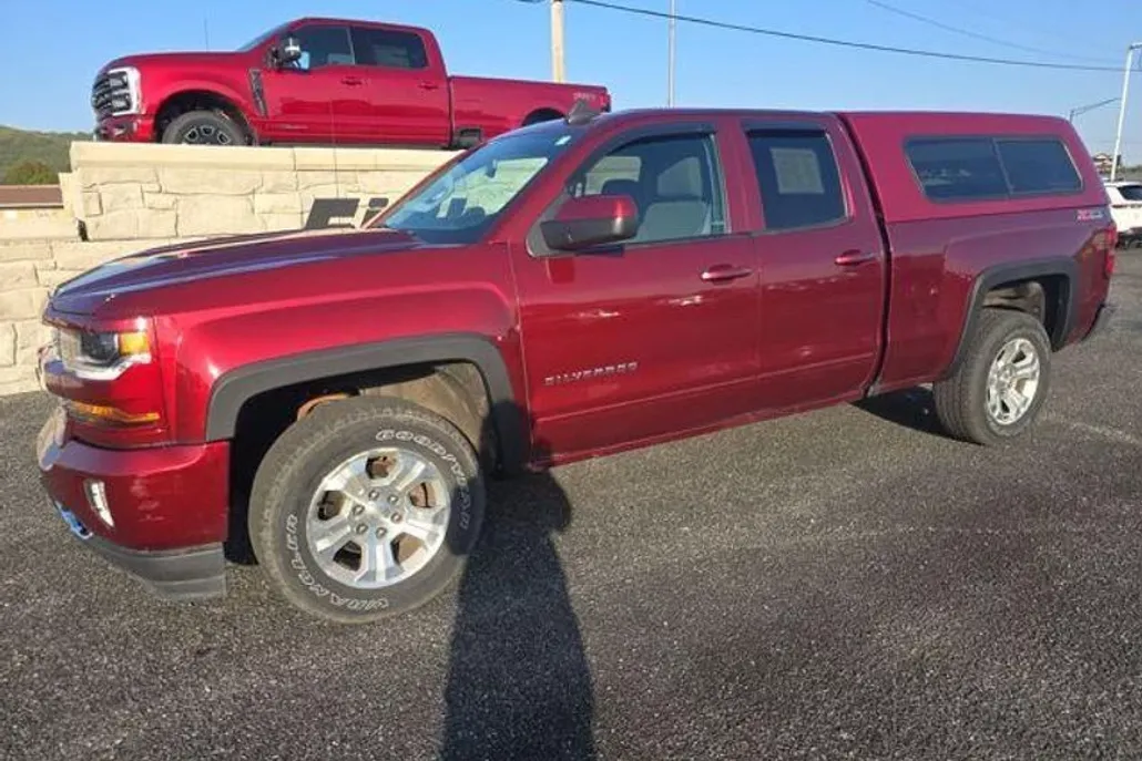 2017 Chevrolet Silverado 1500 LT photo 1