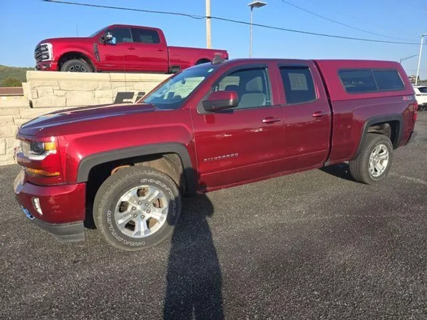 2017 Chevrolet Silverado 1500 LT photo 1