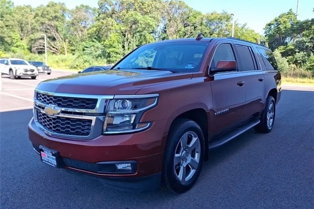 2017 Chevrolet Suburban LT photo 1