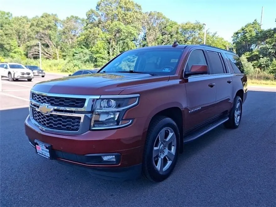 2017 Chevrolet Suburban LT photo 1
