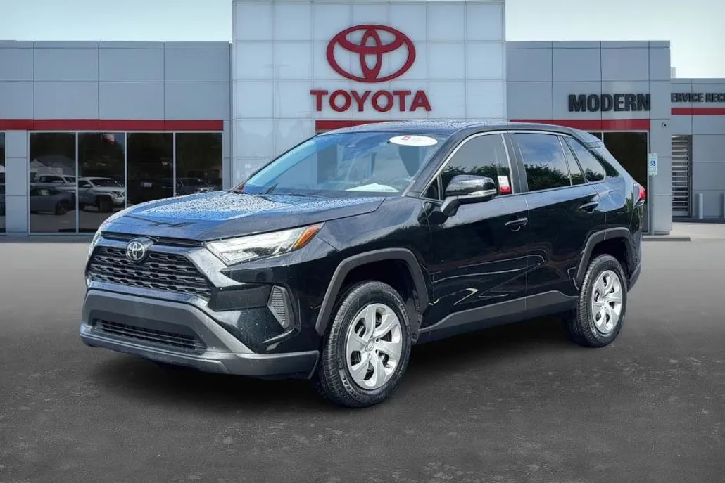 2023 Toyota RAV4 LE photo 1