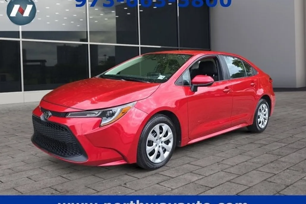 2021 Toyota Corolla LE photo 1