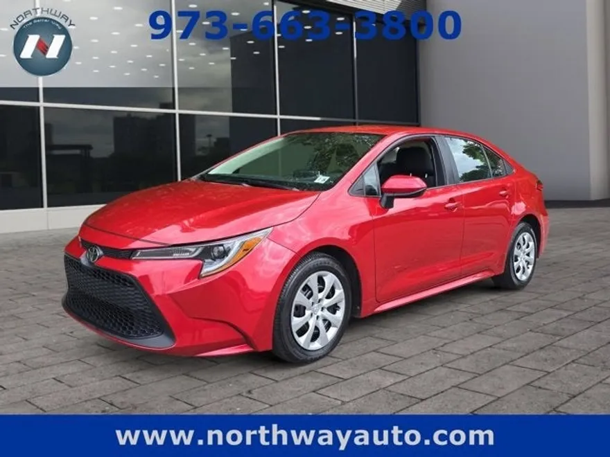 2021 Toyota Corolla LE photo 1