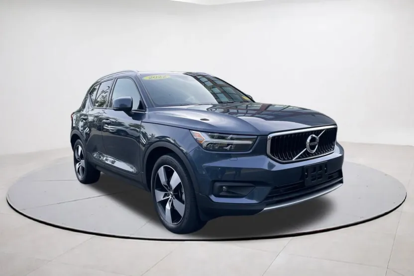 2022 Volvo XC40 T5 AWD Momentum photo 1
