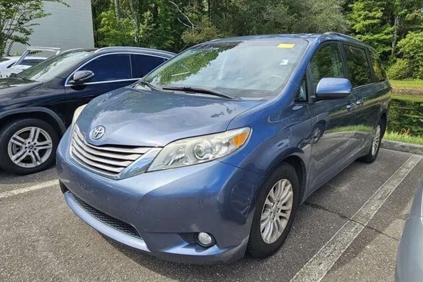 2015 Toyota Sienna XLE Premium photo 1