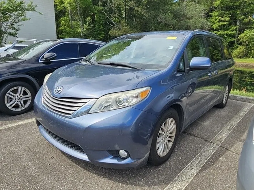 2015 Toyota Sienna XLE Premium photo 1