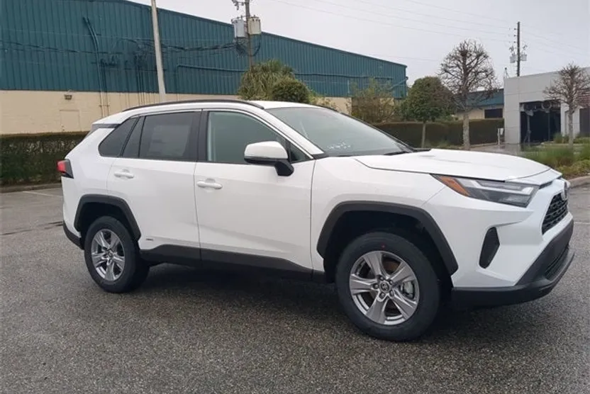 2025 Toyota RAV4 Hybrid LE photo 1