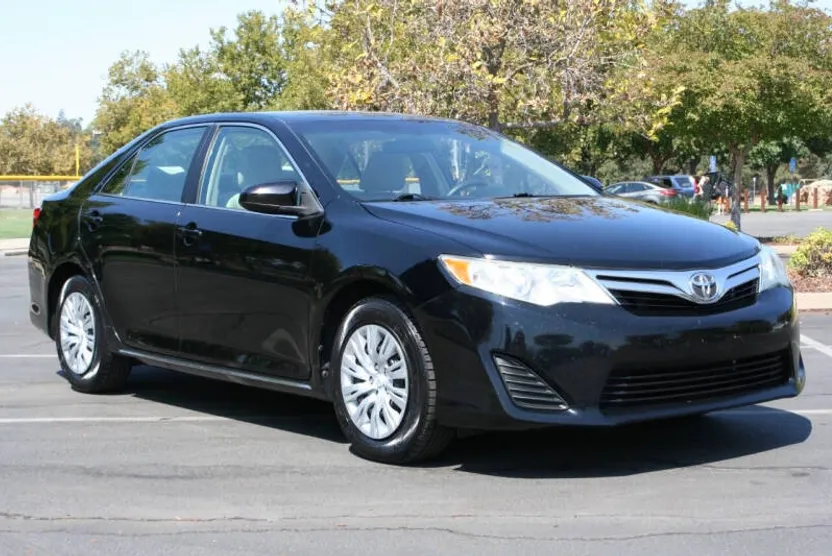 2012 Toyota Camry LE photo 1