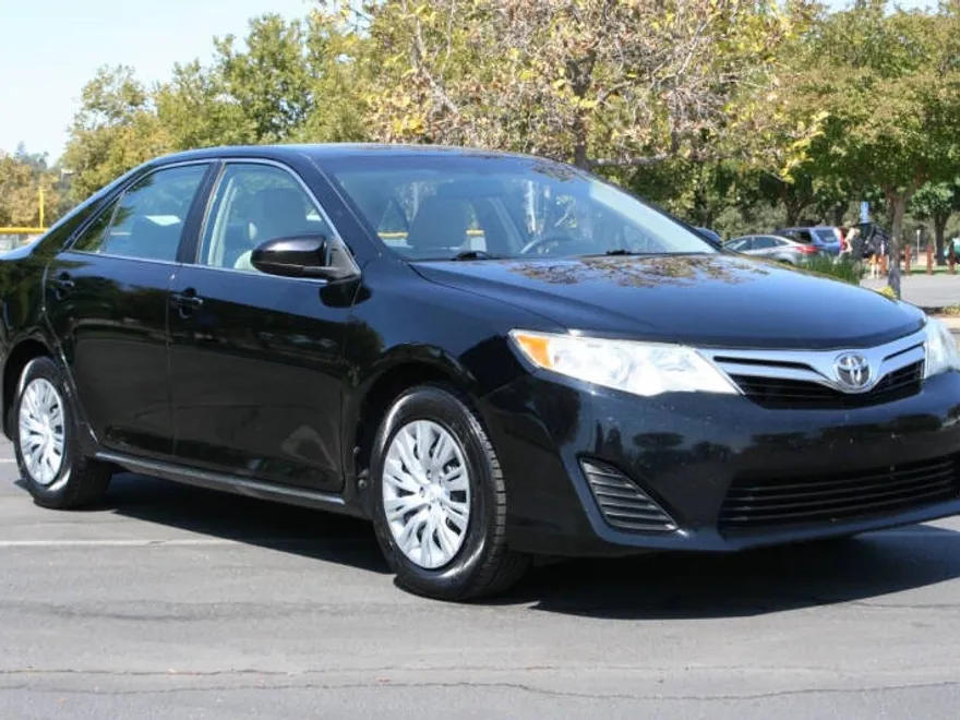 2012 Toyota Camry LE photo 1