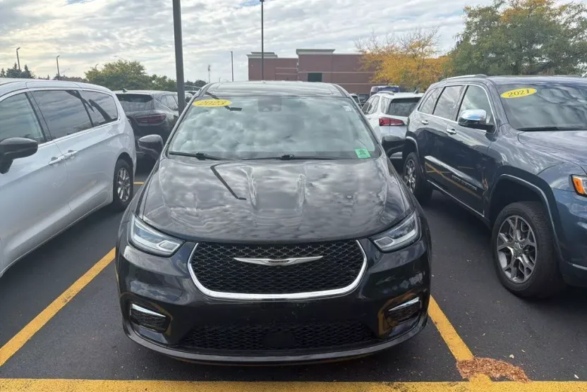2023 Chrysler Pacifica Touring L photo 1
