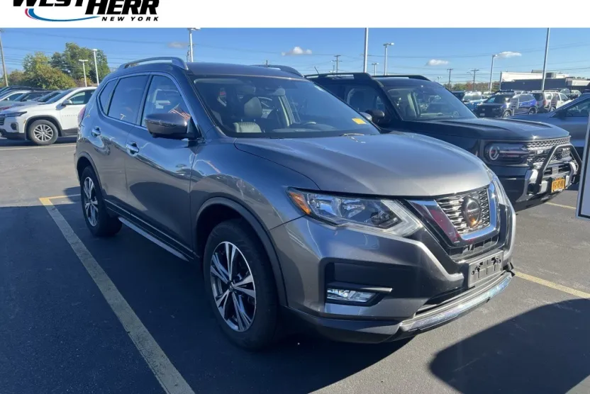 2019 Nissan Rogue SV photo 1