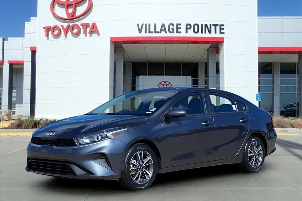 2023 Kia Forte LXS photo 1