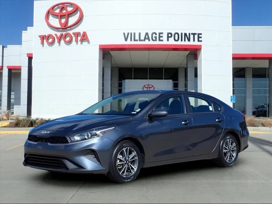 2023 Kia Forte LXS photo 1