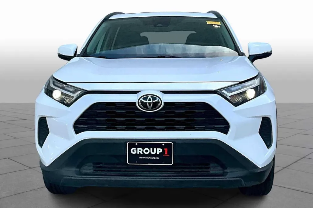 2022 Toyota RAV4 XLE photo 1