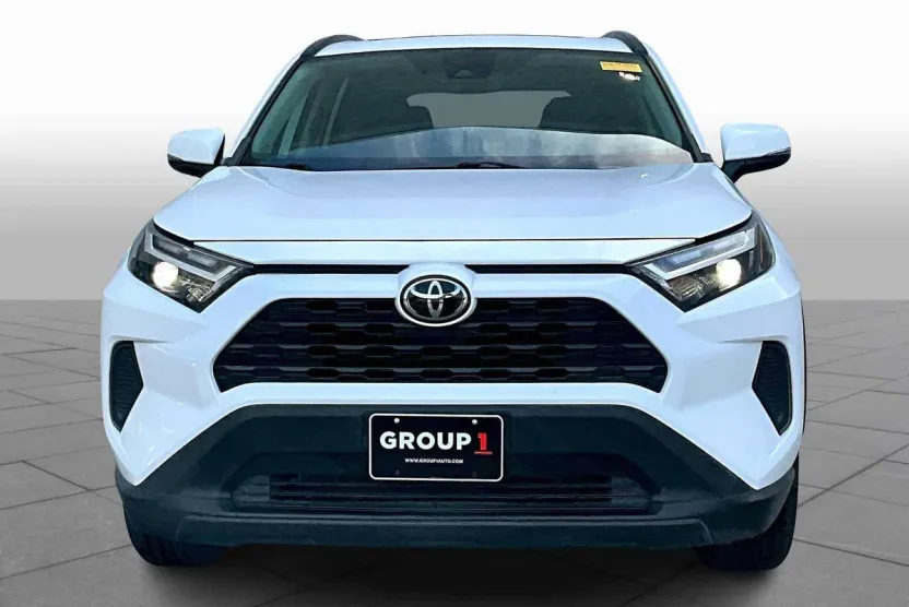 2022 Toyota RAV4 XLE photo 1