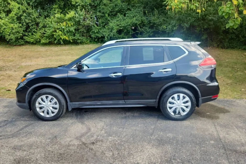 2017 Nissan Rogue SV photo 1