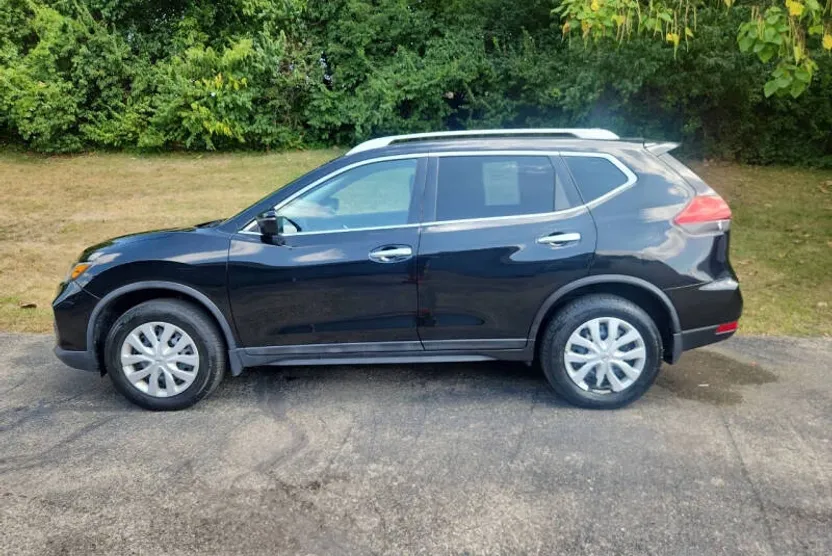 2017 Nissan Rogue SV photo 1