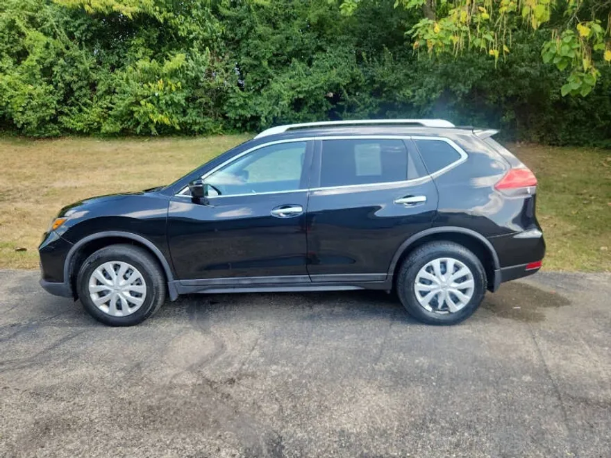 2017 Nissan Rogue SV photo 1