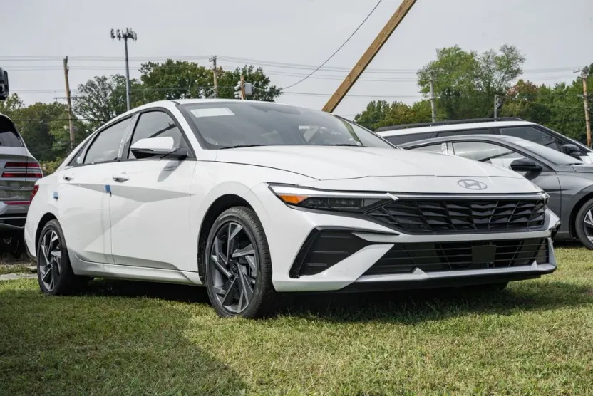 2025 Hyundai Elantra Hybrid Limited photo 1
