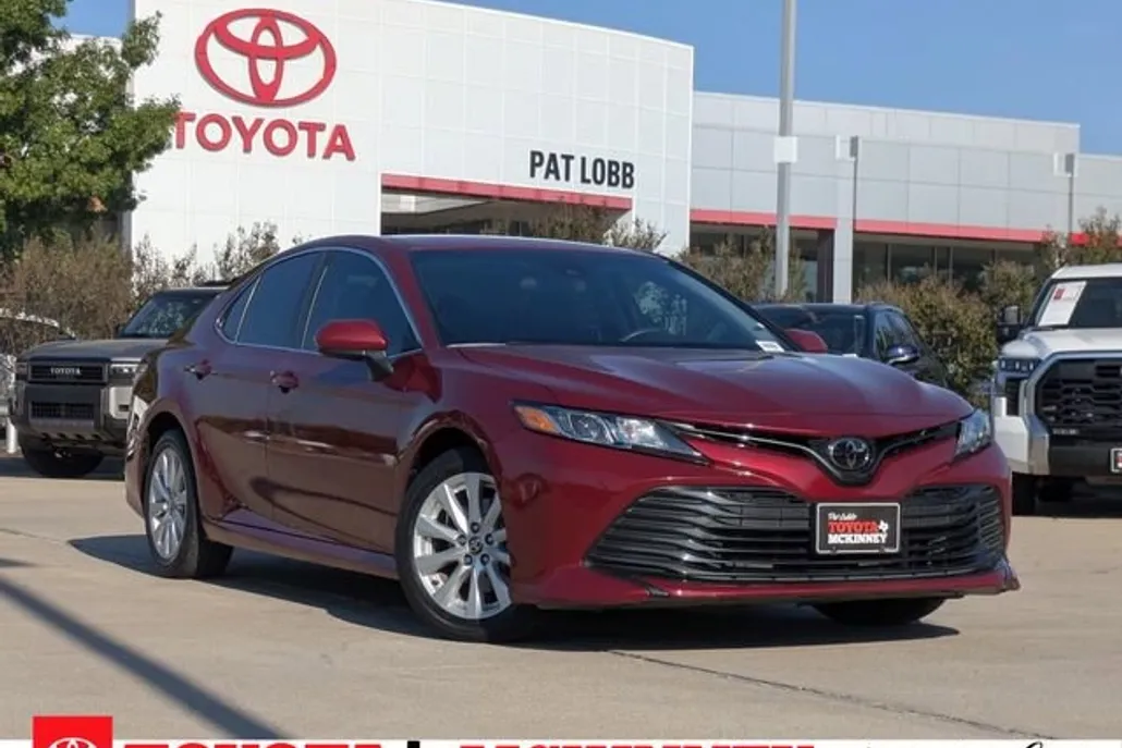 2020 Toyota Camry LE photo 1