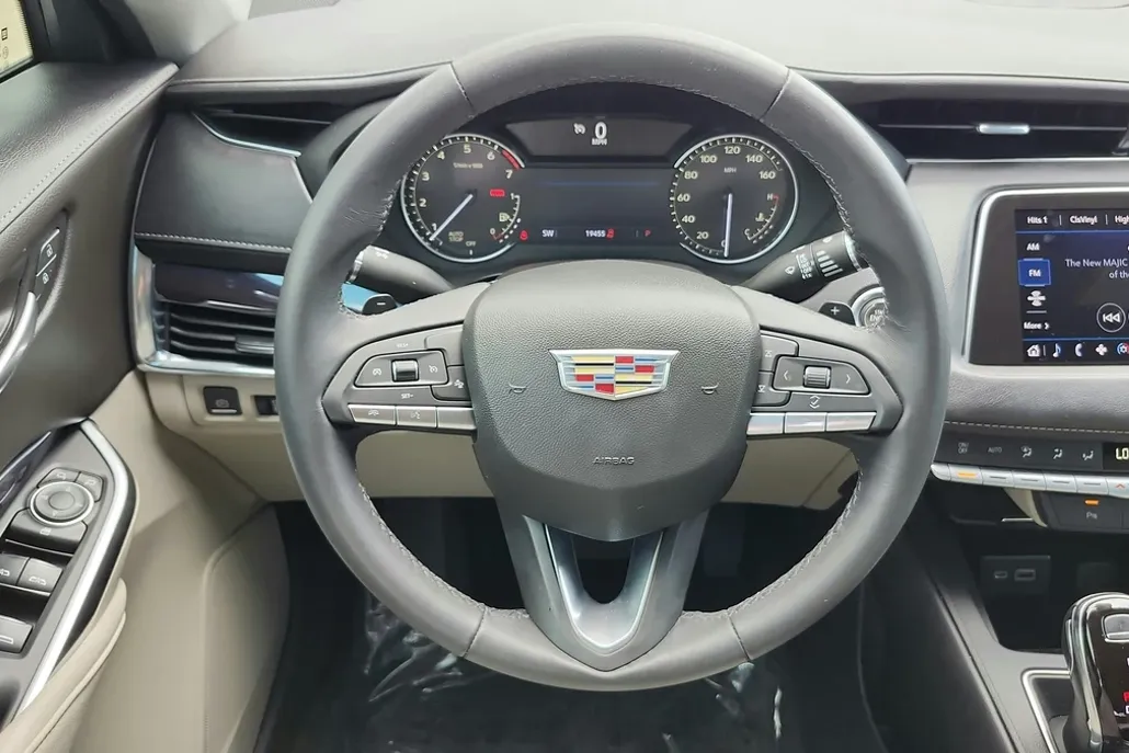 2023 Cadillac XT4 Luxury photo 1