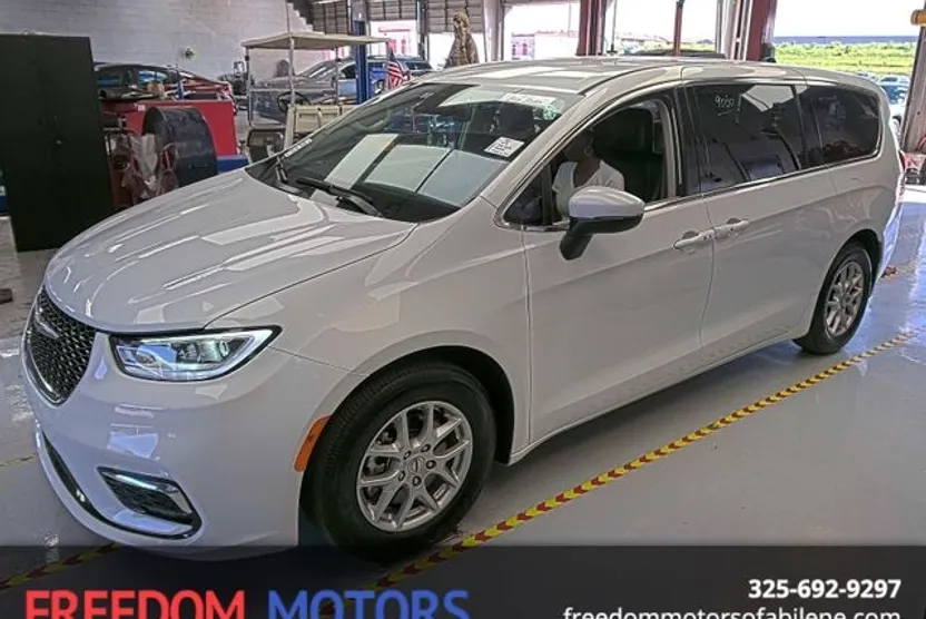 2023 Chrysler Pacifica Touring L photo 1