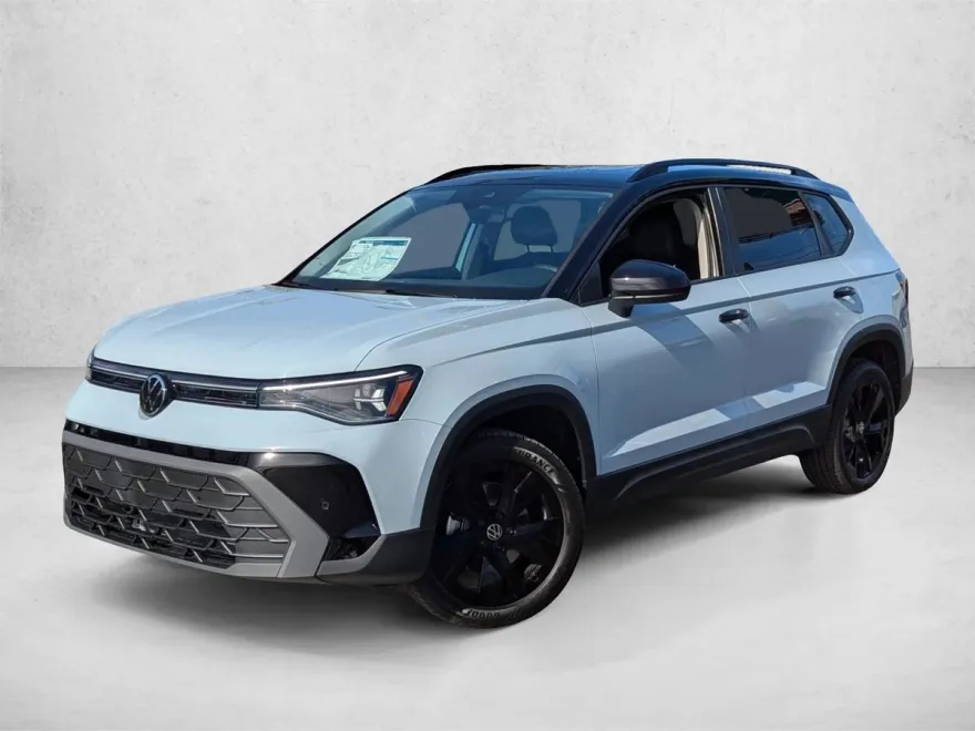 2025 Volkswagen Taos SE photo 1