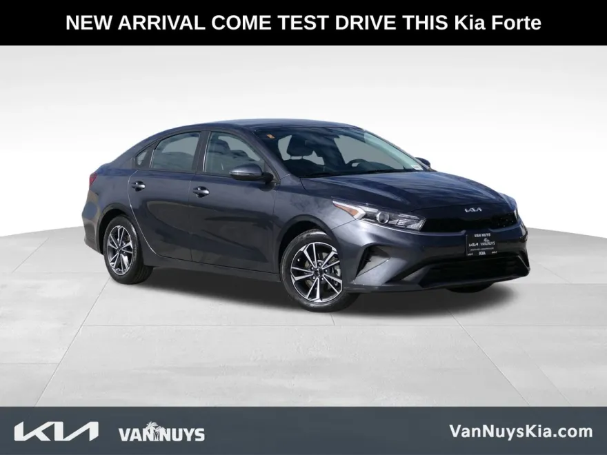 2023 Kia Forte LXS photo 1