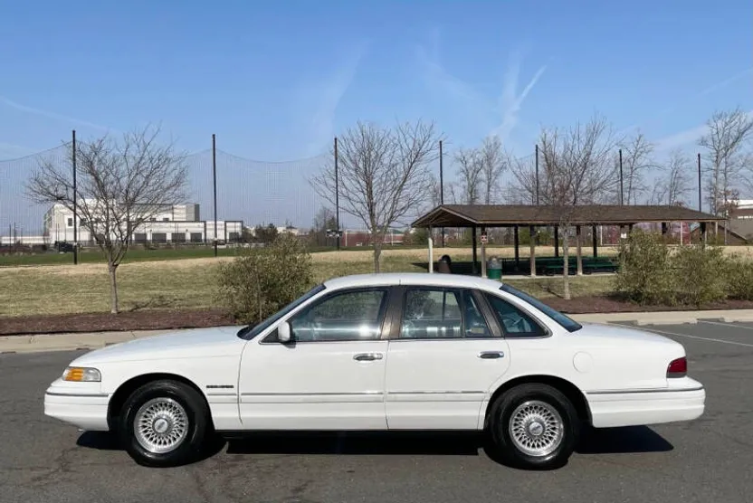 1993 Ford Crown Victoria LX photo 1