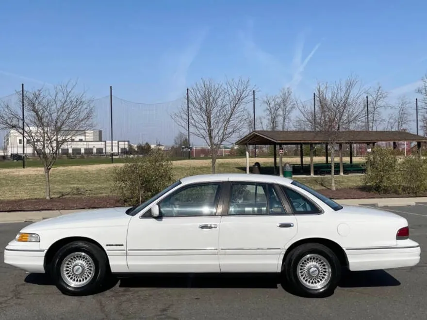 1993 Ford Crown Victoria LX photo 1