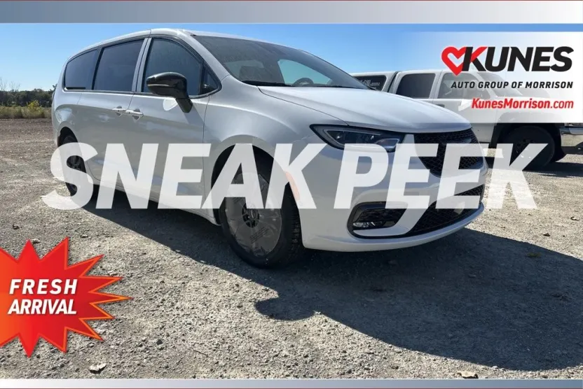 2026 Chrysler Pacifica photo 1