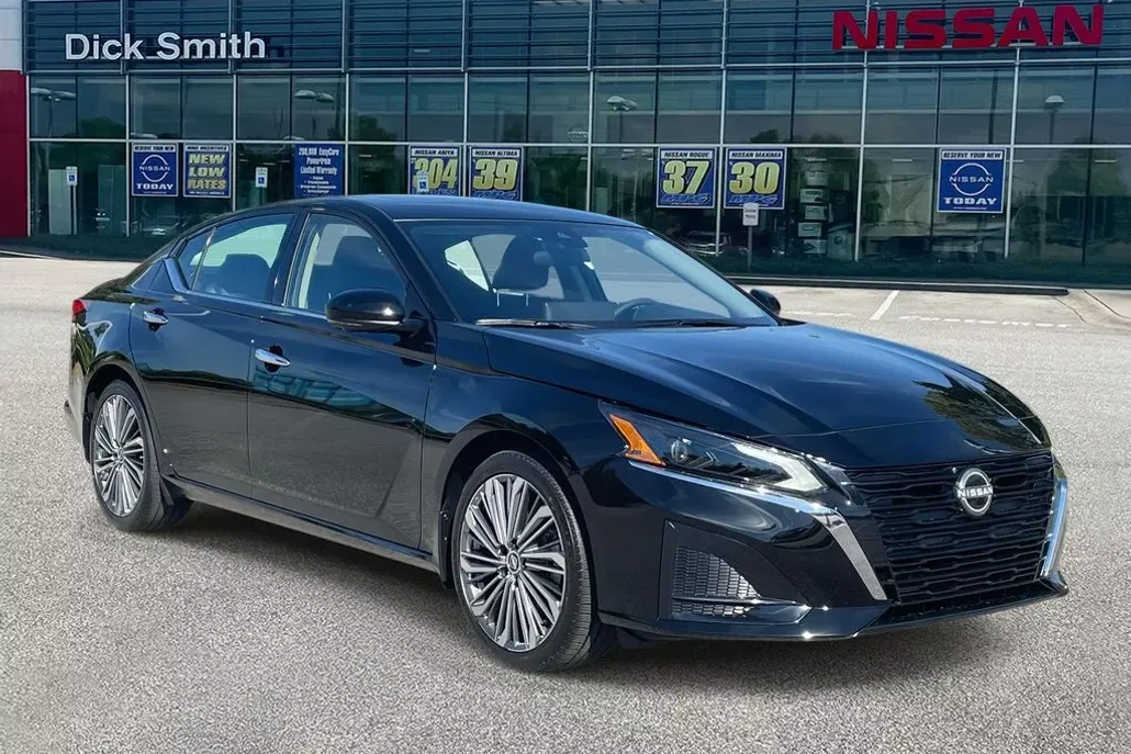 2025 Nissan Altima SL photo 1