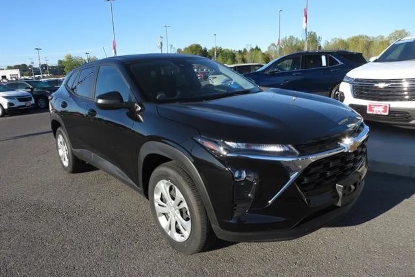 2025 Chevrolet Trax LS photo 1