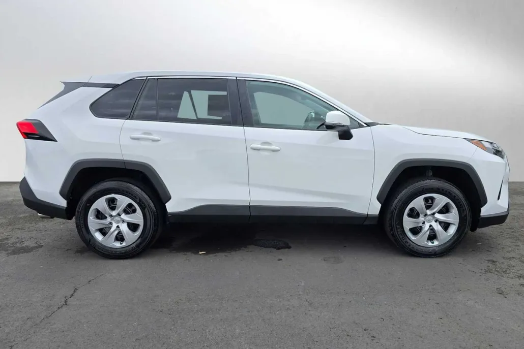 2023 Toyota RAV4 LE photo 1