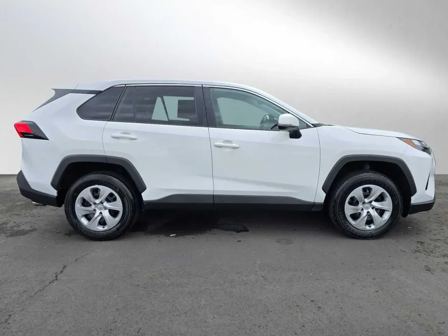 2023 Toyota RAV4 LE photo 1
