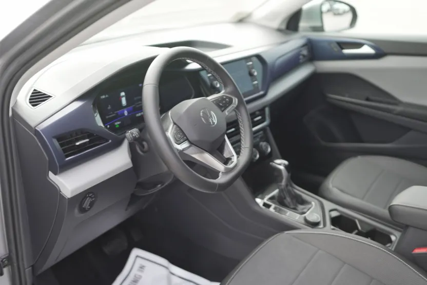 2023 Volkswagen Taos SE photo 1