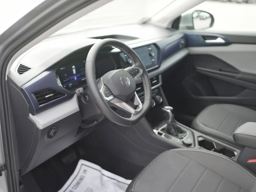 2023 Volkswagen Taos SE photo 1