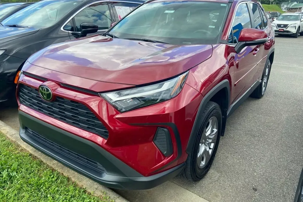 2024 Toyota RAV4 XLE photo 1
