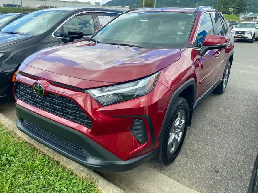 2024 Toyota RAV4 XLE photo 1