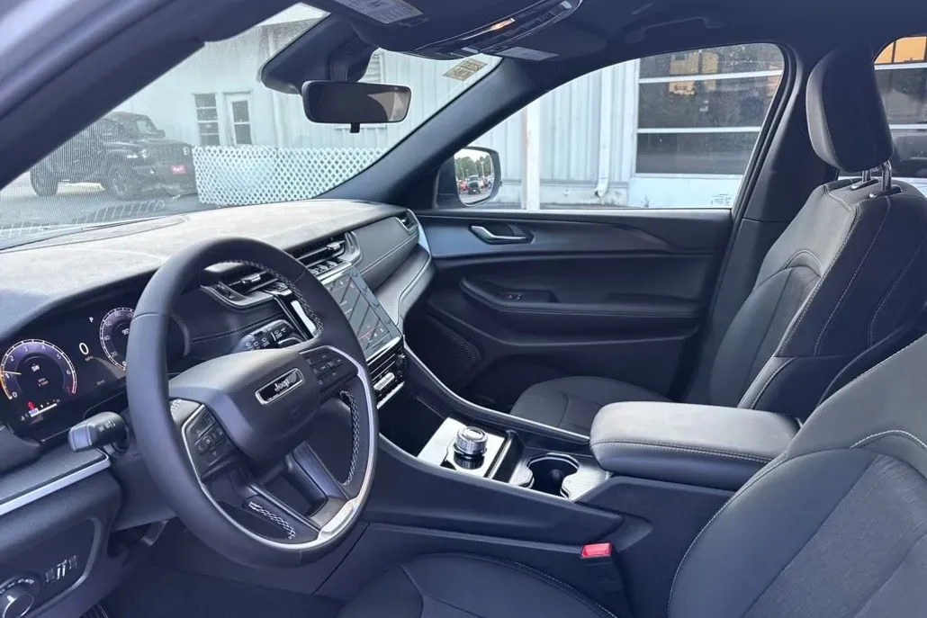 2024 Jeep Cherokee Limited 4xe photo 1