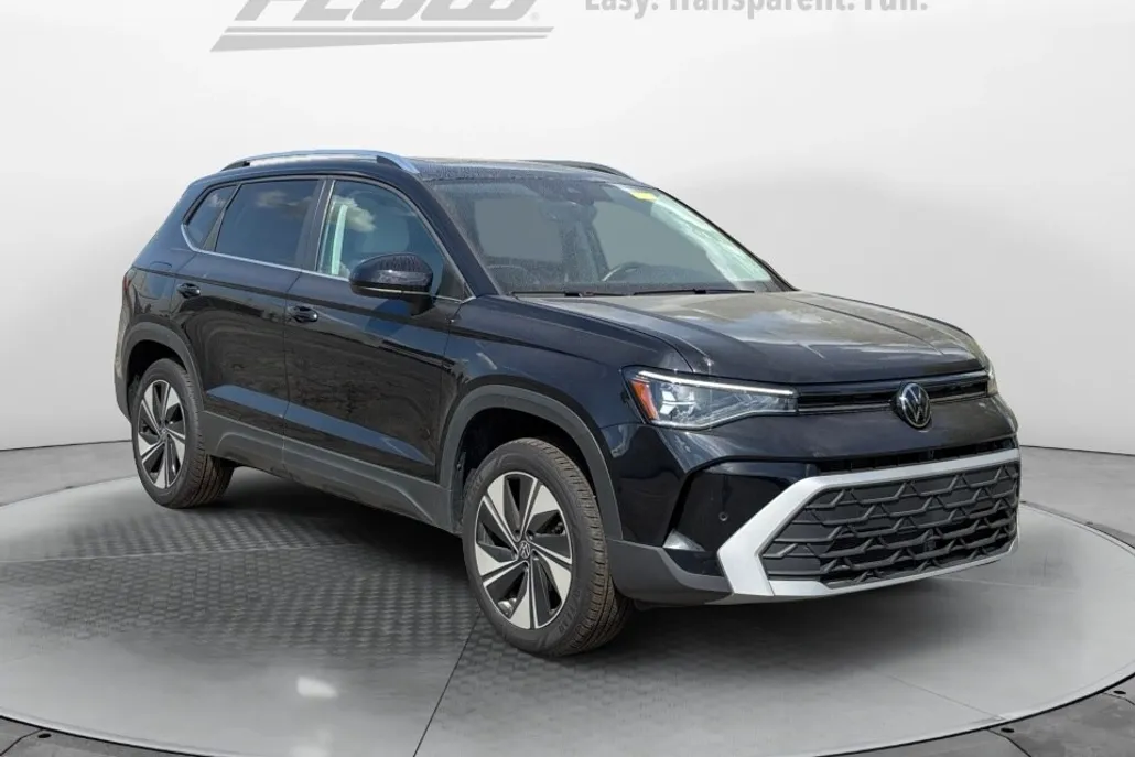2025 Volkswagen Taos SE photo 1