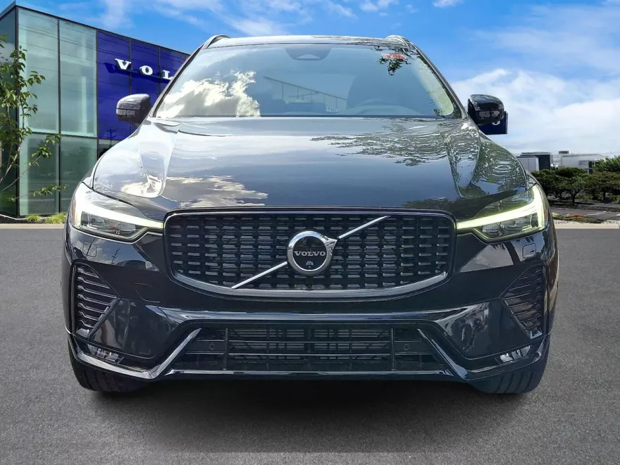 2025 Volvo XC60 B5 Plus photo 1