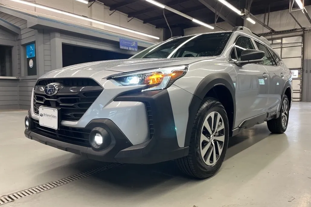 2025 Subaru Outback Base photo 1