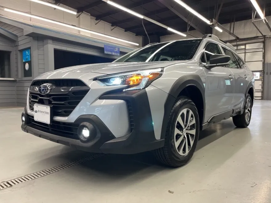 2025 Subaru Outback Base photo 1