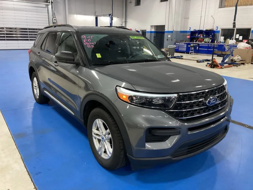 2023 Ford Explorer XLT photo 1