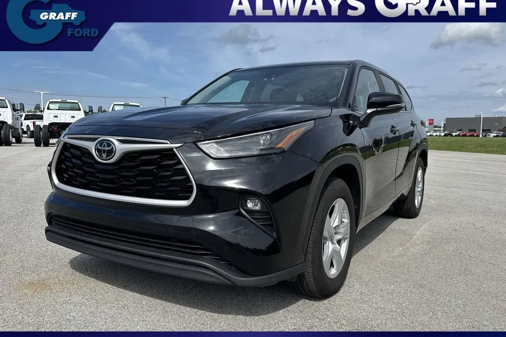 2023 Toyota Highlander LE photo 1
