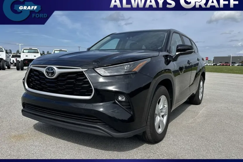 2023 Toyota Highlander LE photo 1
