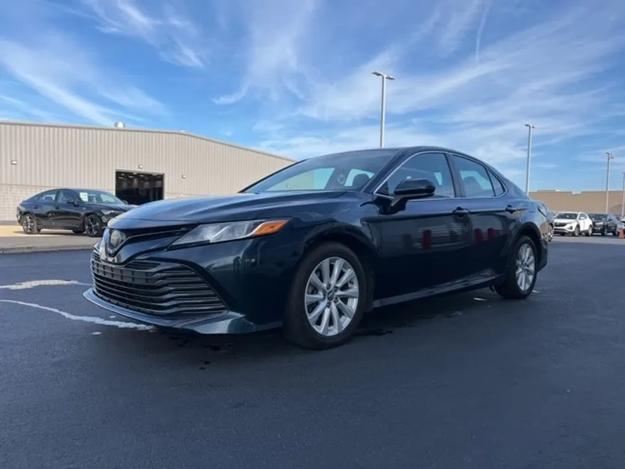 2018 Toyota Camry LE photo 1